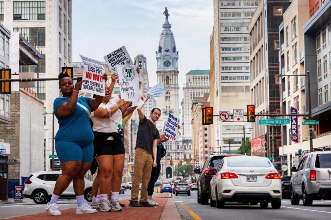 Hàng ngàn công nhân thành phố Philadelphia đình công, ảnh hưởng đến việc thu gom rác, hồ bơi và các cuộc gọi 911