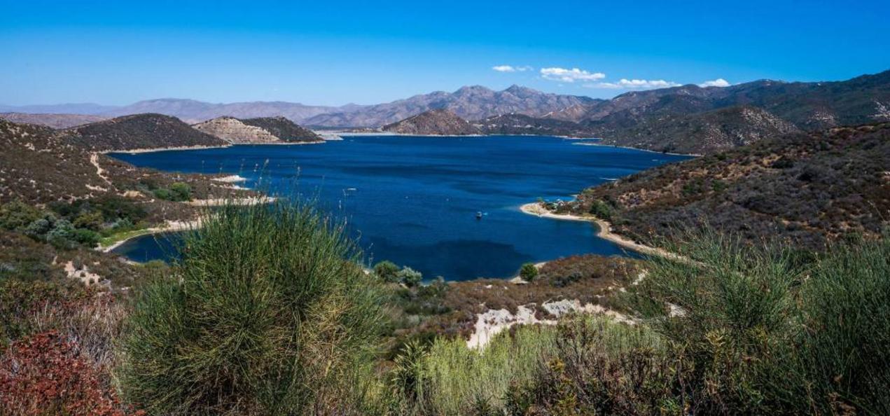 Silverwood Lake vẫn đóng cửa vì cháy rừng
