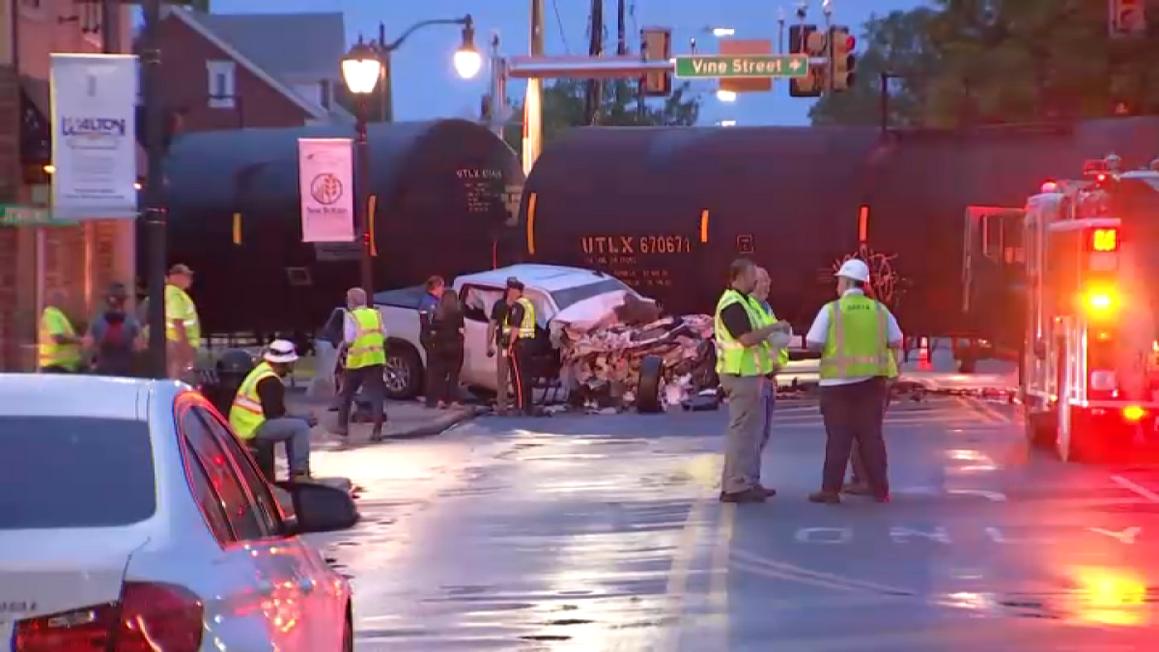 Ga Lansdale của SEPTA Đóng Cửa Sau Vụ Tàu Hàng Đâm Vào Xe