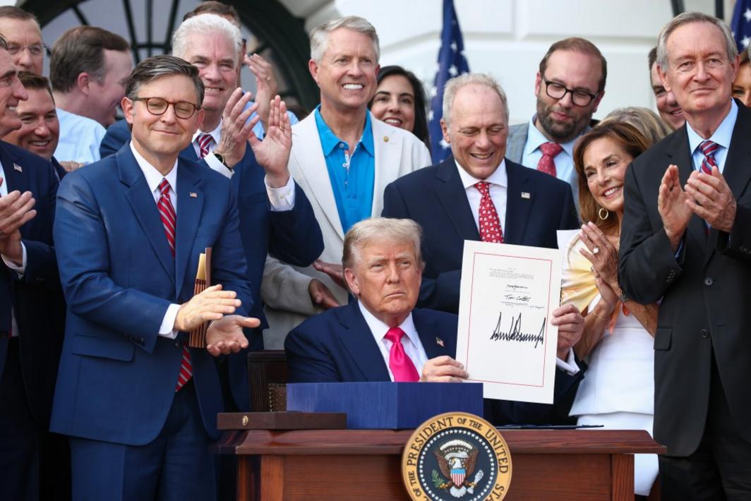 Thư gửi tòa soạn: Luật thuế của Trump không phải món quà cho nước Mỹ