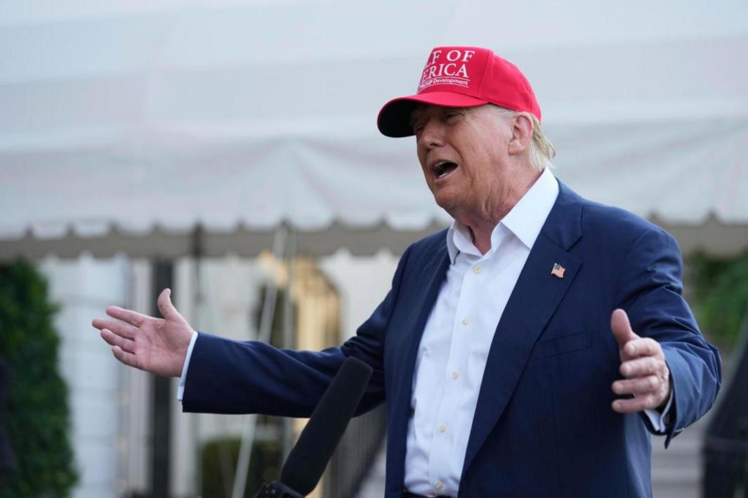 Tổng Thống Trump nói người di cư cần biết ‘cách chạy trốn cá sấu’ để thoát khỏi cơ sở giam giữ ở Florida