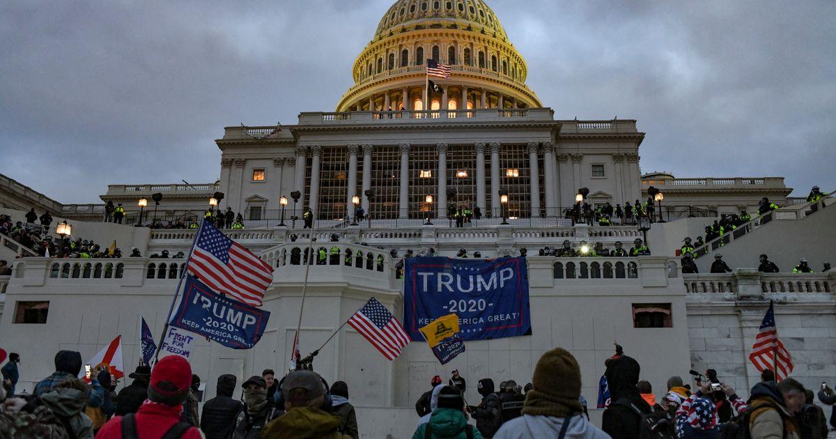 Người từng đe dọa cảnh sát trong vụ bạo loạn ngày 6 tháng 1 được Tổng Thống Trump ân xá, nay gia nhập Bộ Tư Pháp