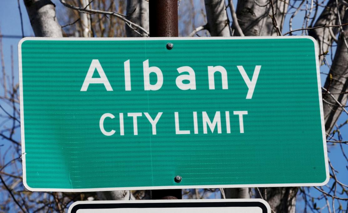 Lãnh đạo Albany xem xét biện pháp ổn định ngân sách