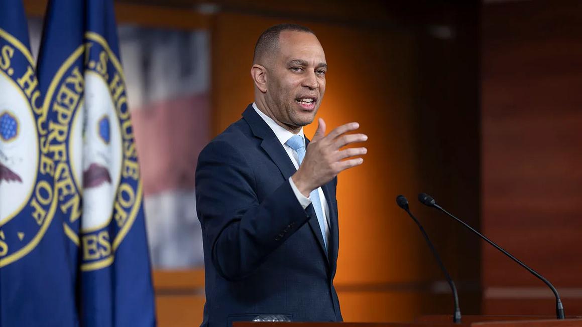 Dân chủ bực bội vì Hakeem Jeffries không báo trước về việc trì hoãn dự luật của Trump