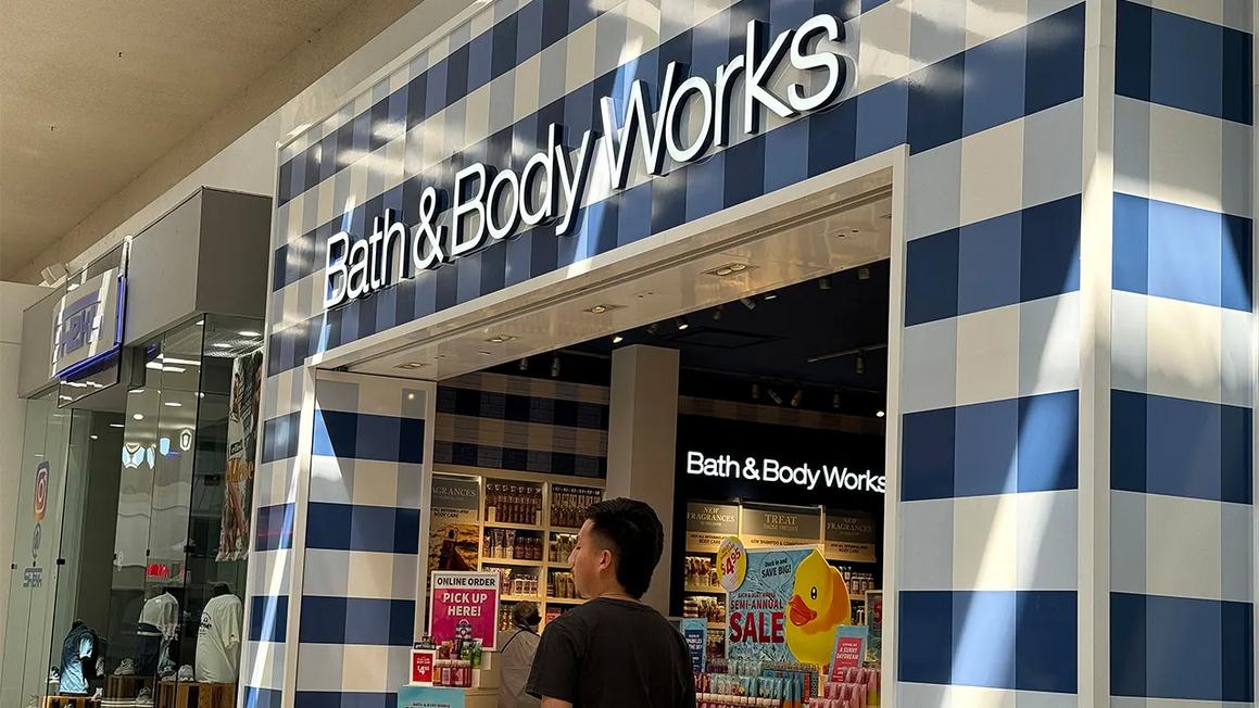 Quản lý Bath & Body Works bị sa thải vì chính sách xưng hô?