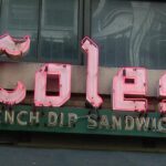 Nhà hàng Cole’s French Dip Trì hoãn đóng cửa nhờ sự ủng hộ của khách hàng