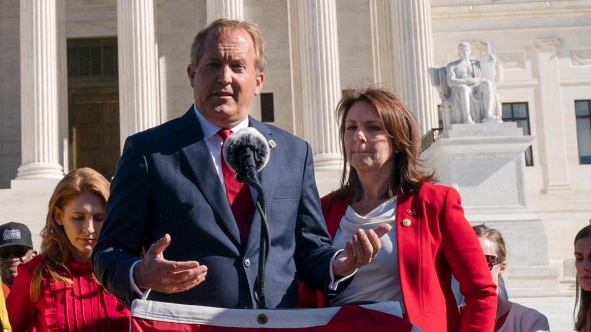 Thượng nghị sĩ Angela Paxton đệ đơn ly dị Bộ trưởng Tư pháp Texas Ken Paxton