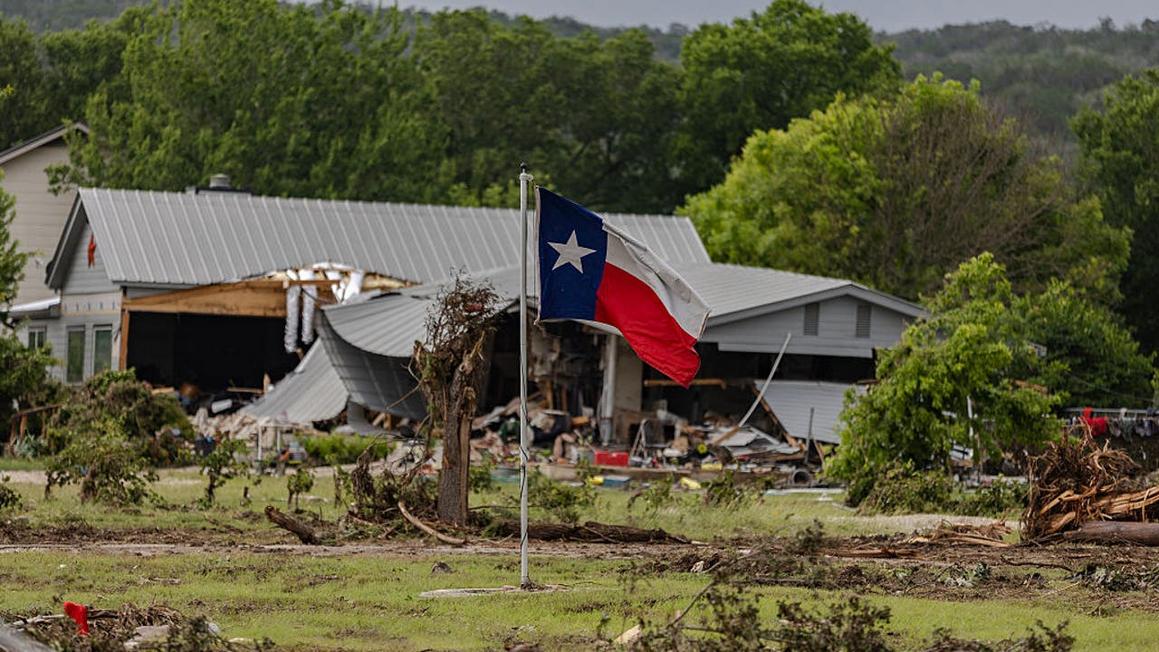 Thống đốc Texas hạ cờ rũ tưởng niệm nạn nhân lũ lụt