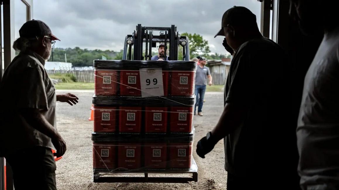 Trợ giúp nhân đạo đến Texas sau lũ lụt tàn khốc