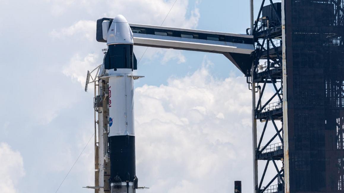 SpaceX Crew-11 Sẵn Sàng Cất Cánh: Cập Nhật Trực Tiếp và Thông Tin Phi Hành Đoàn
