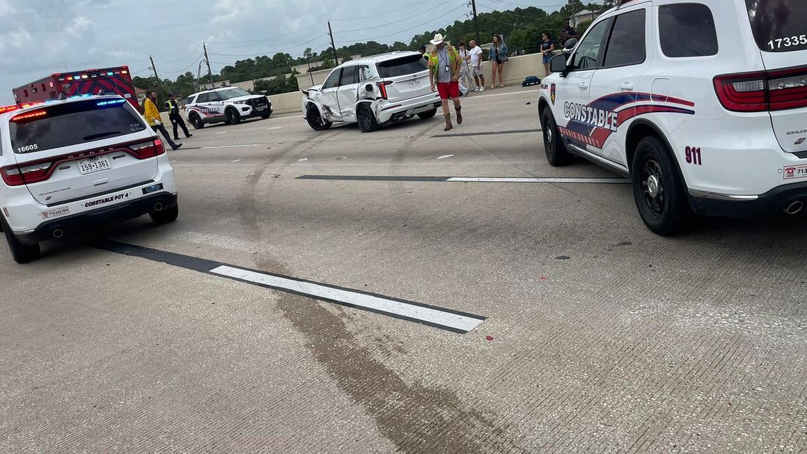 Tai nạn 5 xe hơi gây kẹt xe trên đường Northwest Freeway