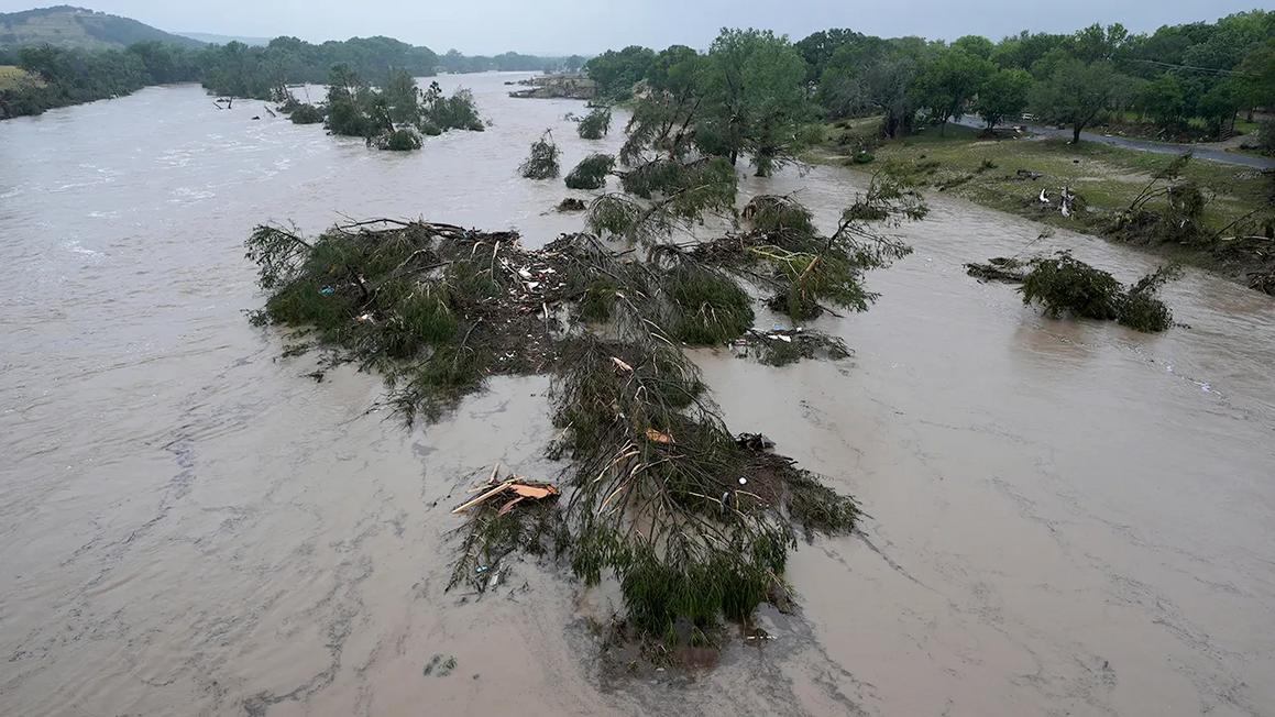 Cả gia đình cứu sống phụ nữ trôi sông 32km ở Texas