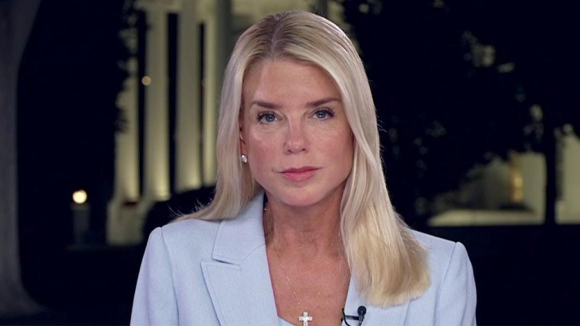 Bộ trưởng Tư pháp Pam Bondi cảnh báo nhà phát triển ứng dụng ICEBlock ‘hãy coi chừng’, nói Bộ Tư pháp đang ‘theo dõi’