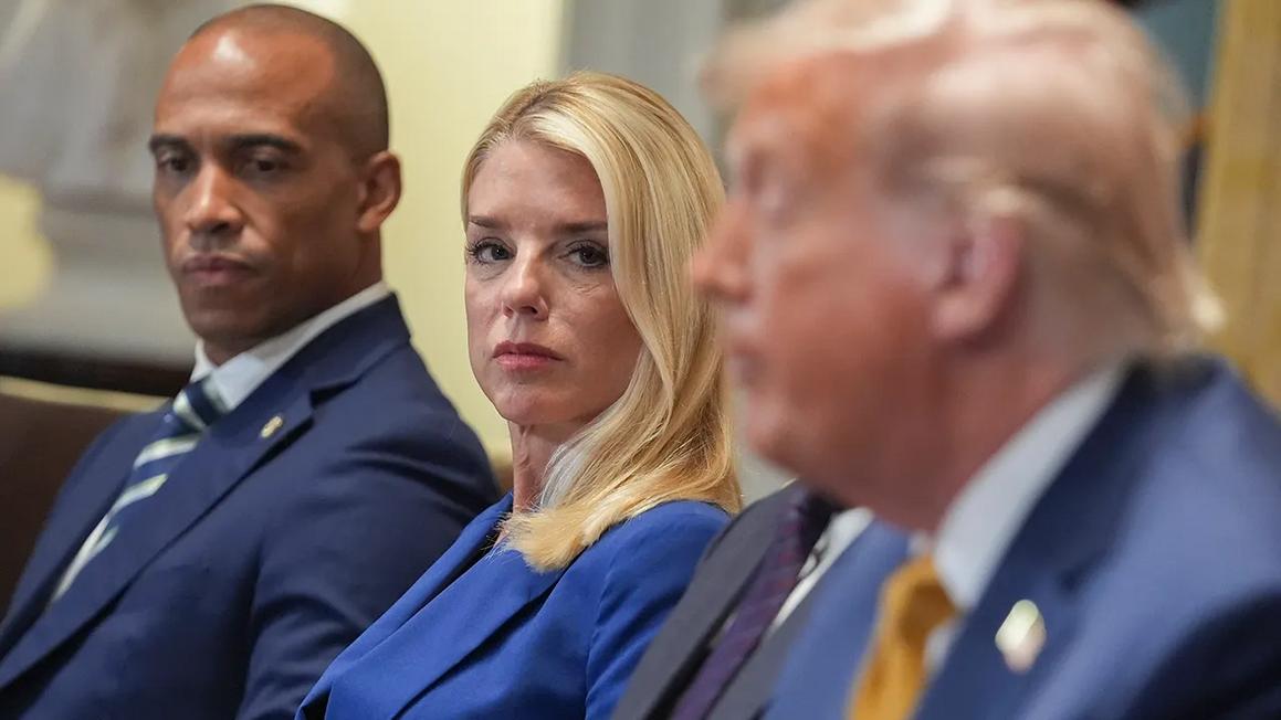 Bộ Tư Pháp TT Trump nhắm mục tiêu bác sĩ ‘chuyển giới’ trẻ em