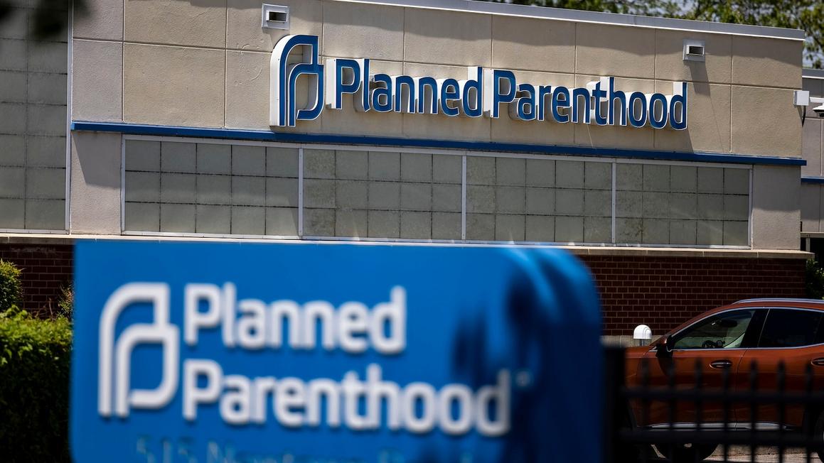 Tòa án chặn quy định cắt tài trợ Planned Parenthood