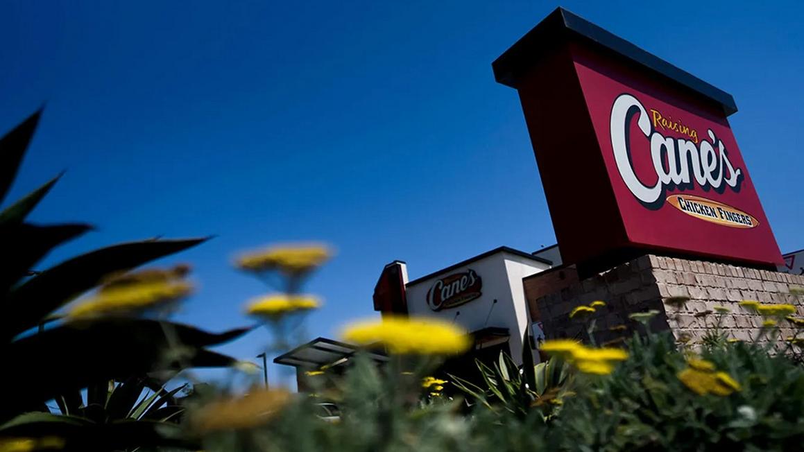 Texas: Chủ tiệm Raising Cane’s tặng  triệu giúp nạn nhân lũ