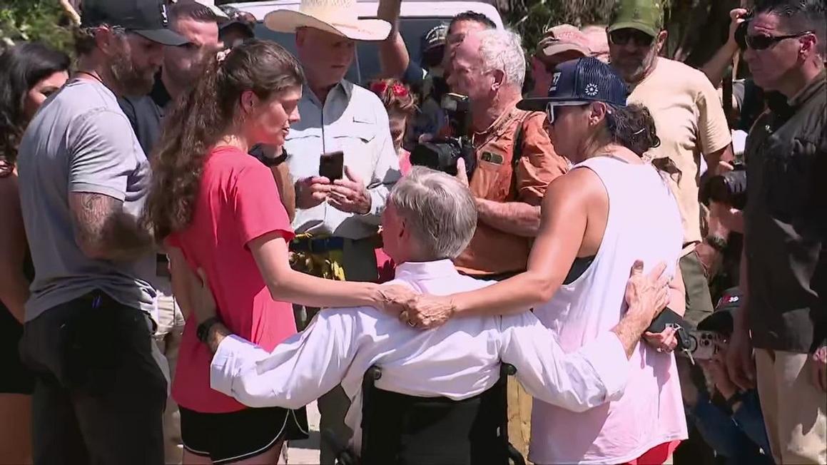 Tử vong gia tăng vì lũ lụt Texas, hàng trăm người mất tích
