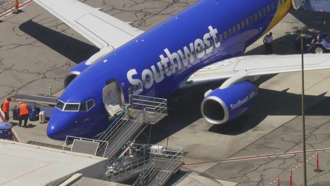 southwest airlines near miss burbank airport