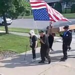 Phản đối chính sách: Kẻ biểu tình gửi quan tài đến nhà dân biểu Wisconsin