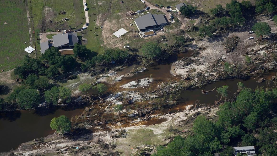 Người hùng Texas cứu sống gia đình khỏi trận lụt kinh hoàng