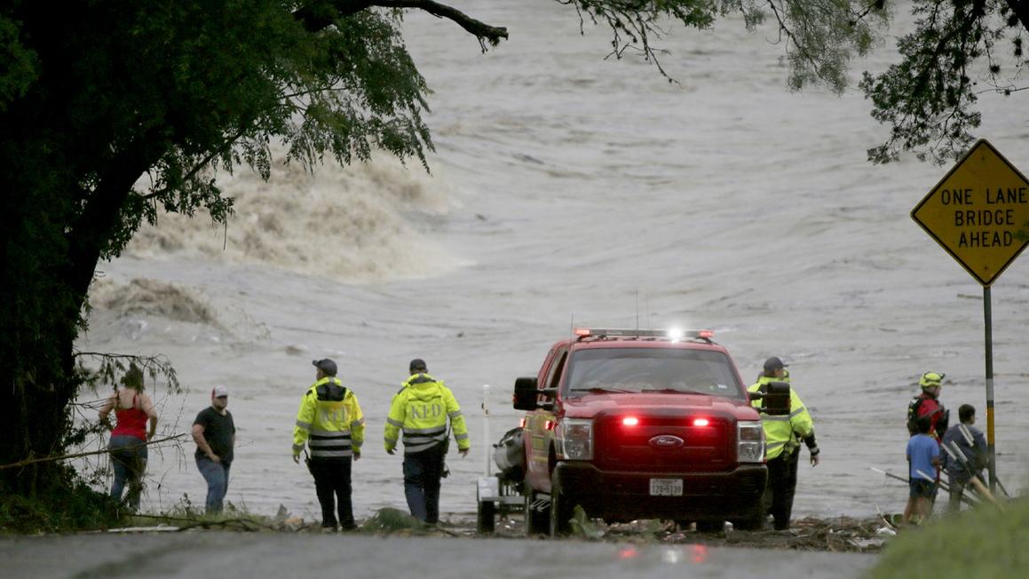 Texas: Phụ huynh tìm con mất tích sau lũ