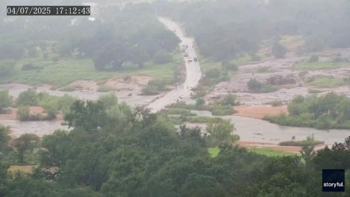 Video quay cảnh lũ quét kinh hoàng ở Texas