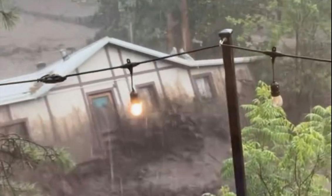 Lũ quét tàn phá làng miền núi New Mexico