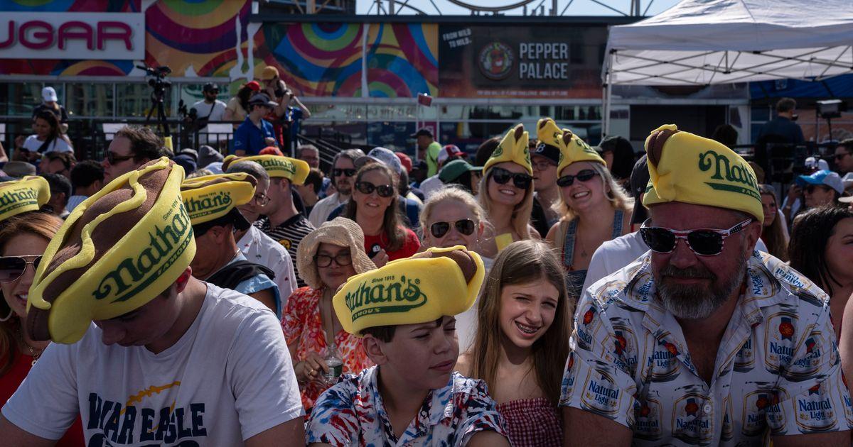 Joey Chestnut vô địch cuộc thi ăn hot dog ngày 4/7
