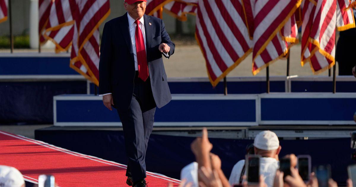TT Trump ký luật cắt giảm thuế và chi tiêu lớn