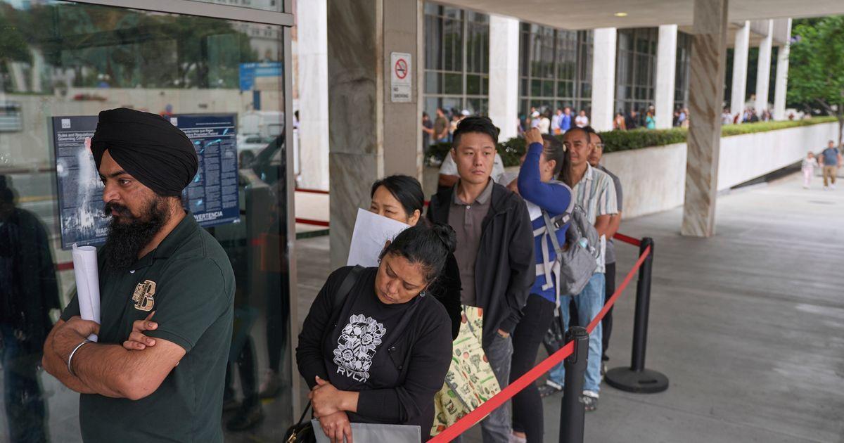 Một ngày bên ngoài trung tâm giam giữ ở Los Angeles cho thấy tác động sâu sắc của các cuộc đột kích ICE đối với các gia đình