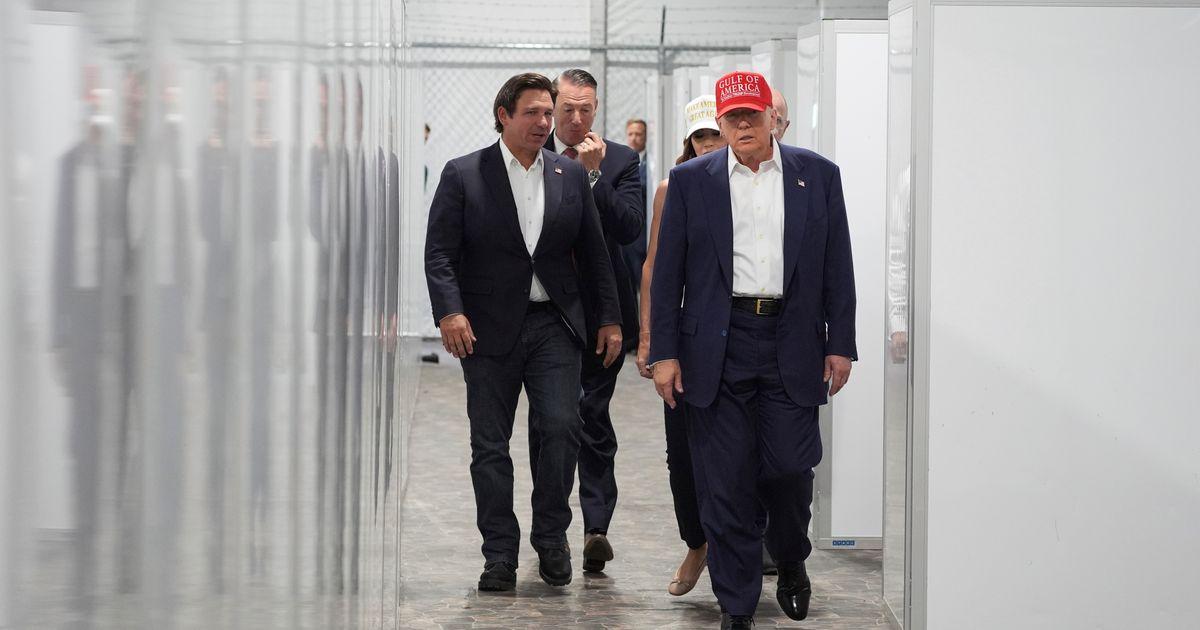 Hình ảnh Tổng Thống Trump tham quan trung tâm giam giữ người nhập cư ‘Alligator Alcatraz’