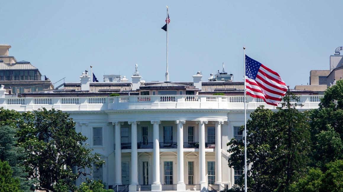 TT Trump ký duyệt dự luật chi tiêu gây tranh cãi