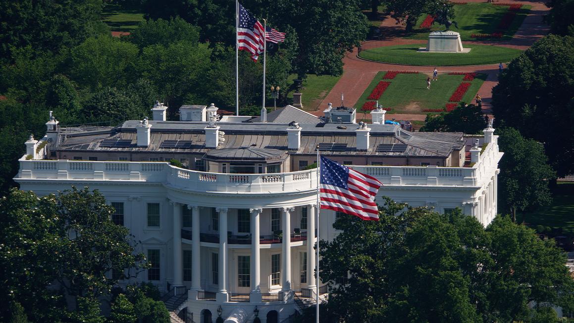 TT Trump gắn cờ lớn tại Tòa Bạch Ốc