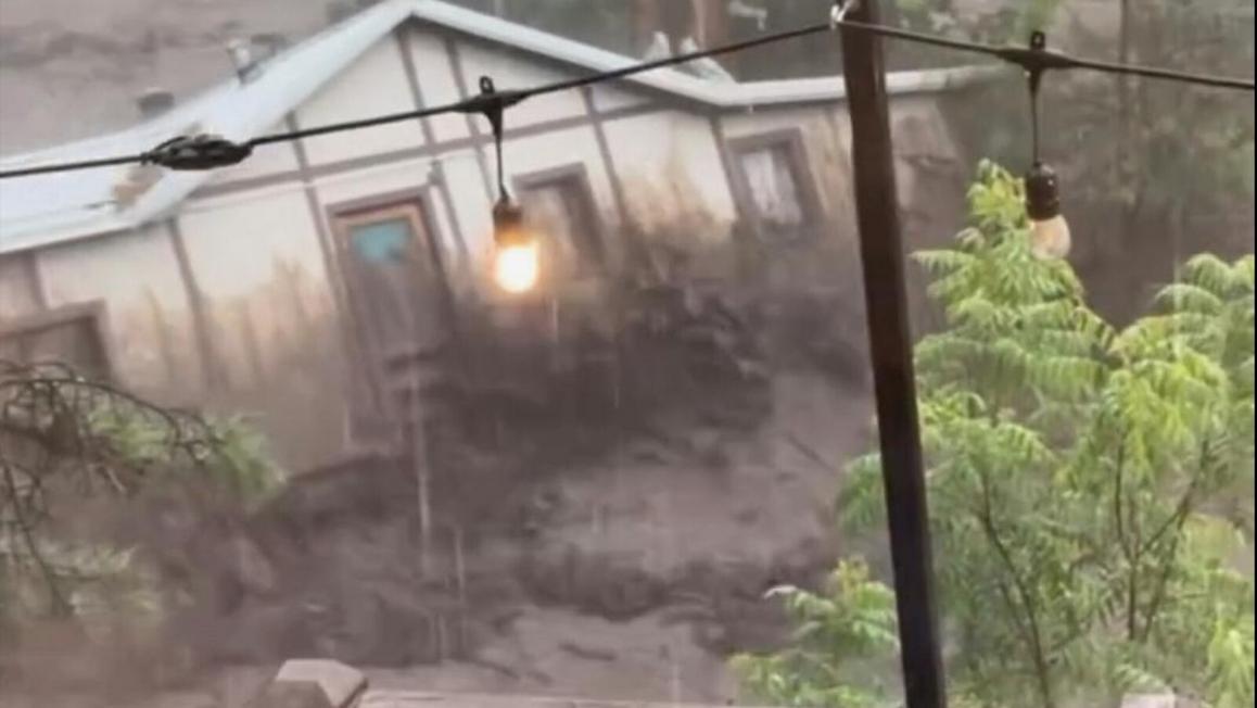 Lũ quét cuốn trôi nhà ở New Mexico, nhiều người mất tích