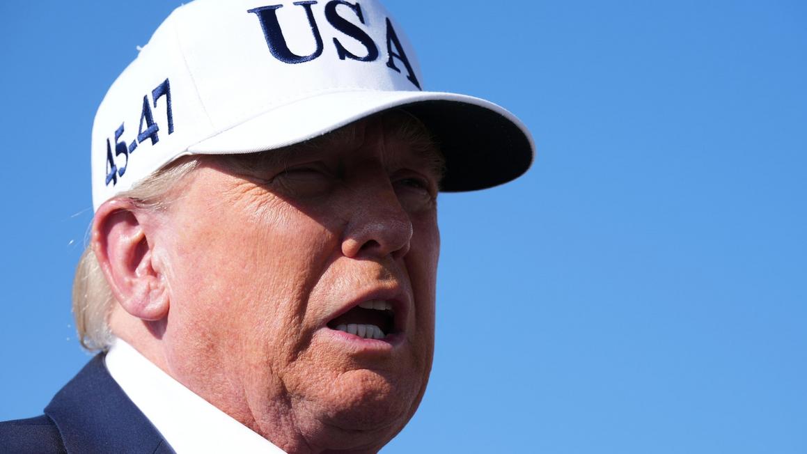 Trump gia tăng áp lực đàm phán thương mại trước hạn chót