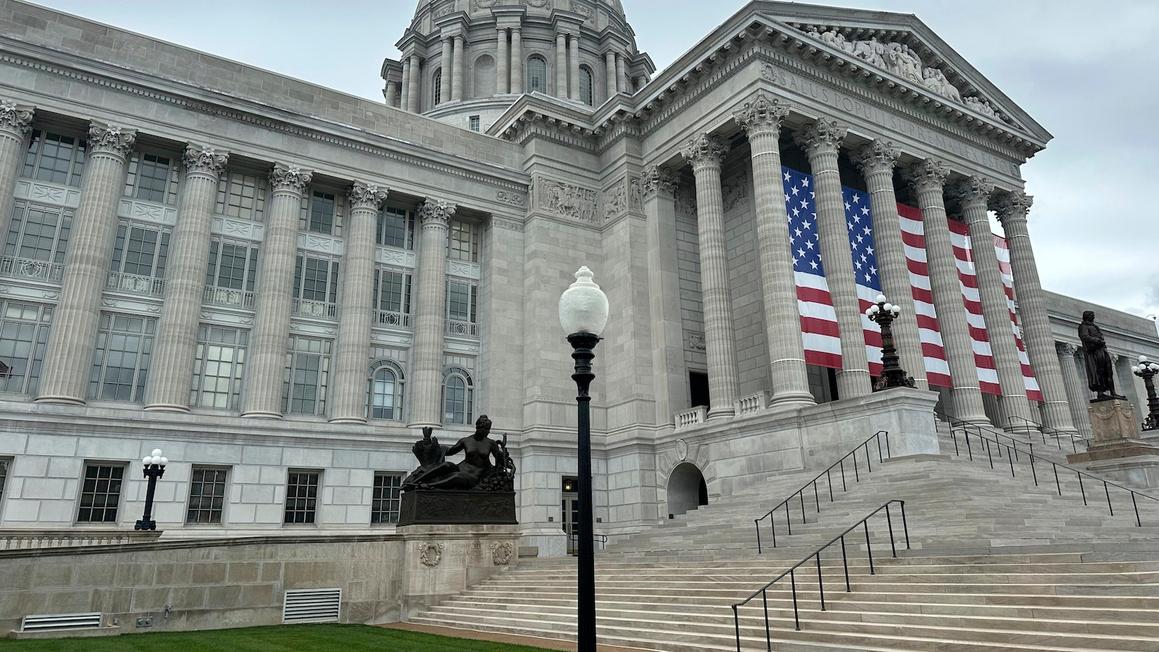 Thống đốc Missouri bãi bỏ luật nghỉ phép hưởng lương