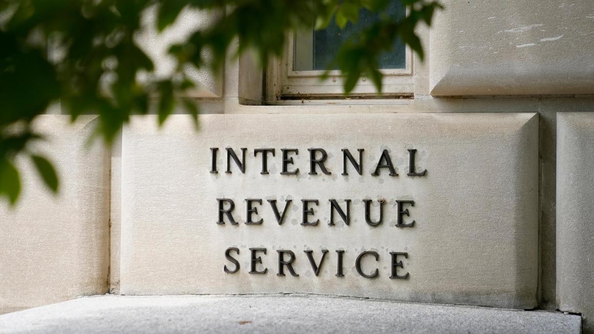 IRS: Mục sư ủng hộ ứng viên không mất ưu đãi thuế