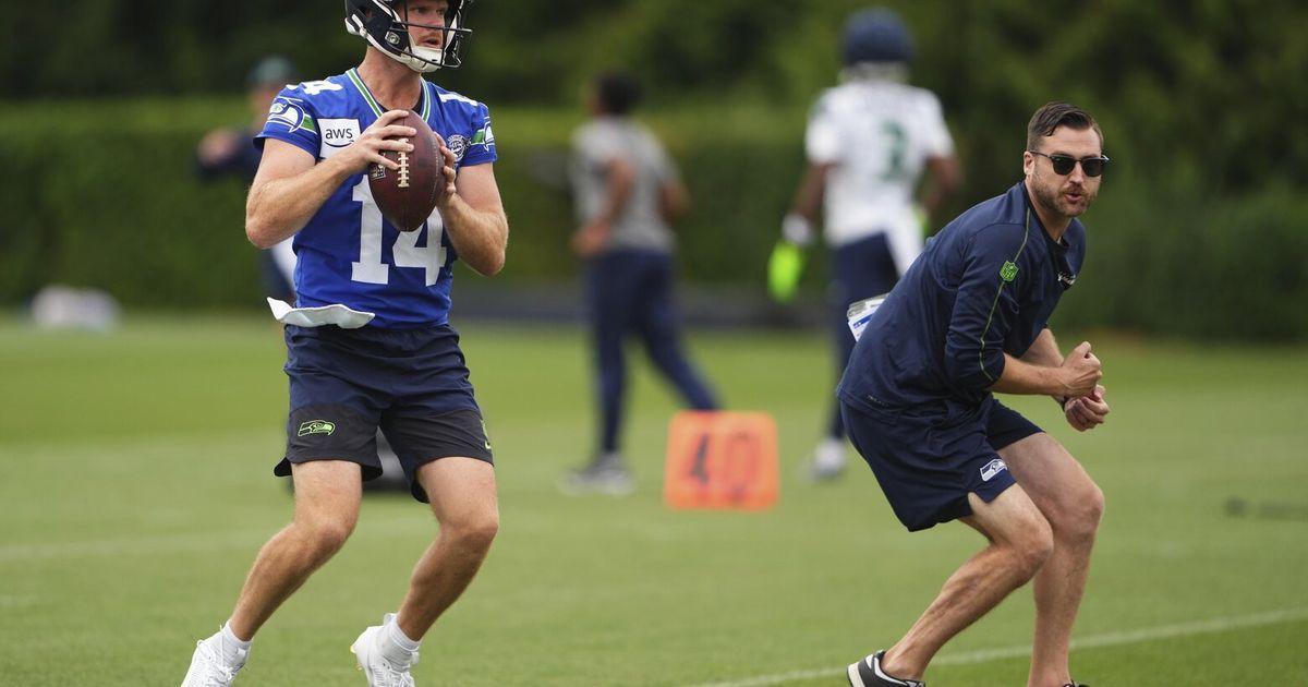 Sam Darnold Tận Hưởng Cảm Giác Lumen Field Tại Lễ Hội Bóng Đá Của Seahawks