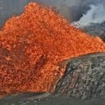Núi lửa Kilauea ở Hawaii lại phun trào với dòng dung nham cao 30 mét
