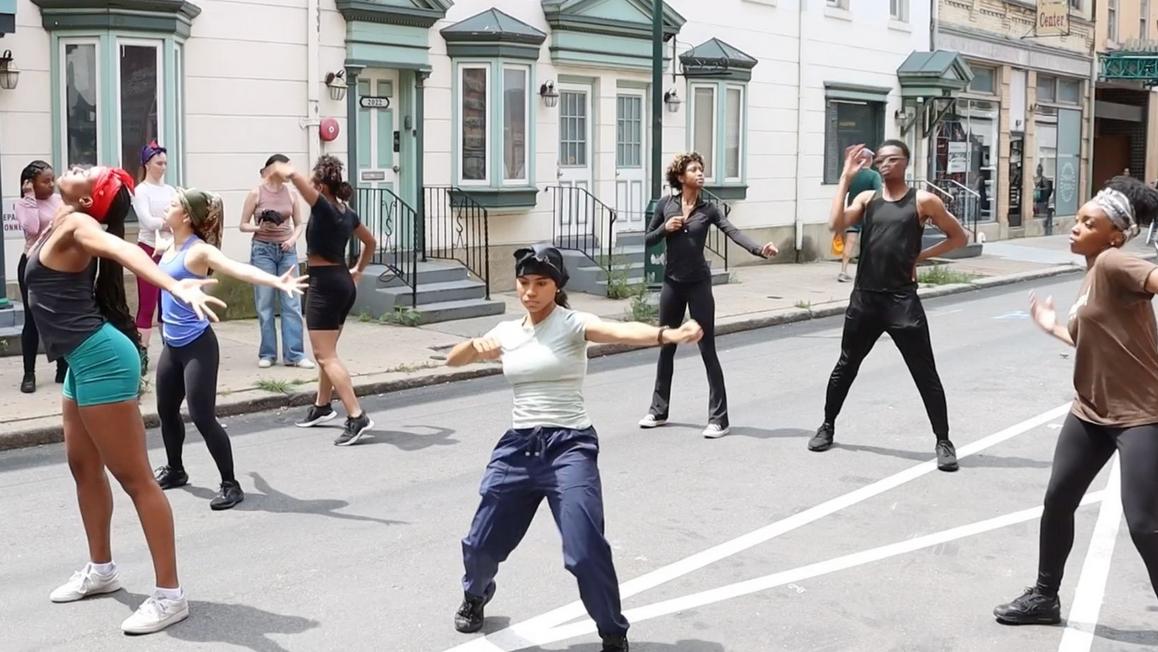 Cộng đồng vũ đạo Philadelphia chung tay giúp chủ studio vượt qua bệnh tật