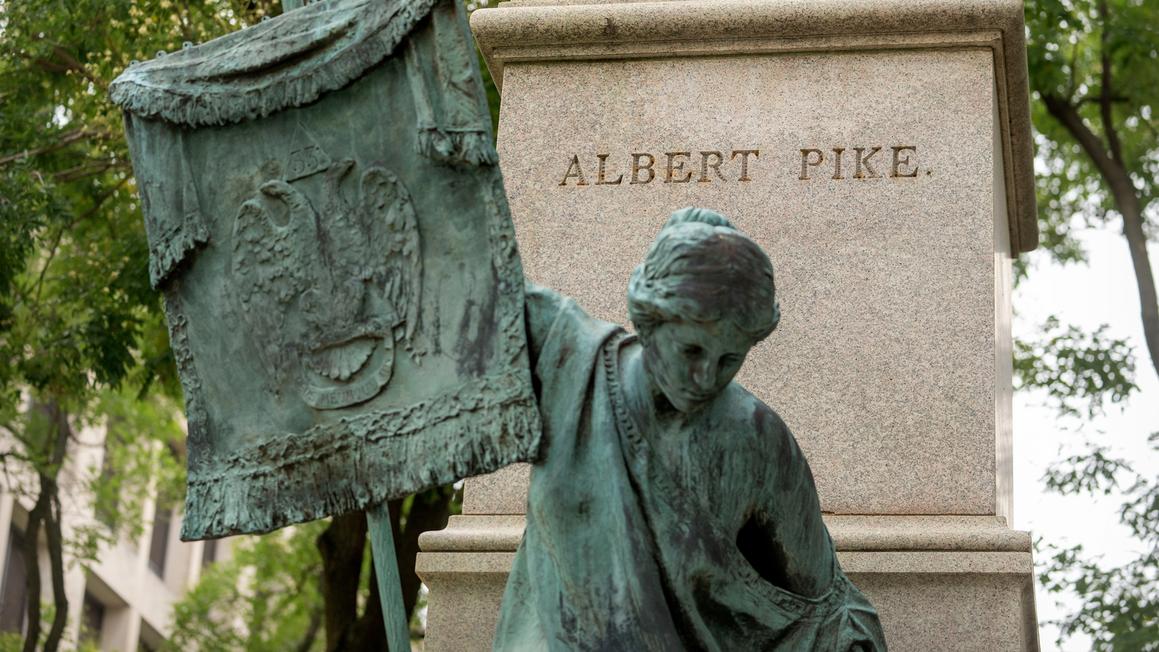 17450369 080625 cc ap pike statue img