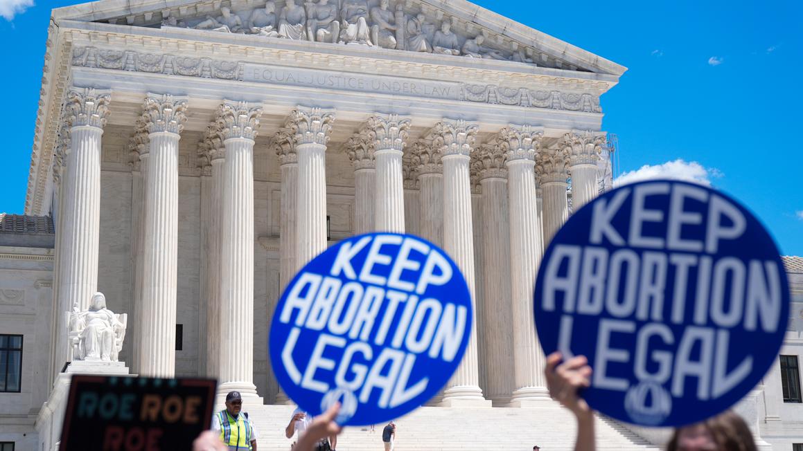 17493448 081025 wls ap abortion rights protest img