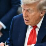 Tổng Thống Trump ký sắc lệnh về đốt cờ và xóa bỏ bảo lãnh không tiền mặt