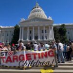 Hàng trăm người biểu tình phản đối dự luật bang California về quyền bảo hộ tạm thời cho con cái di dân
