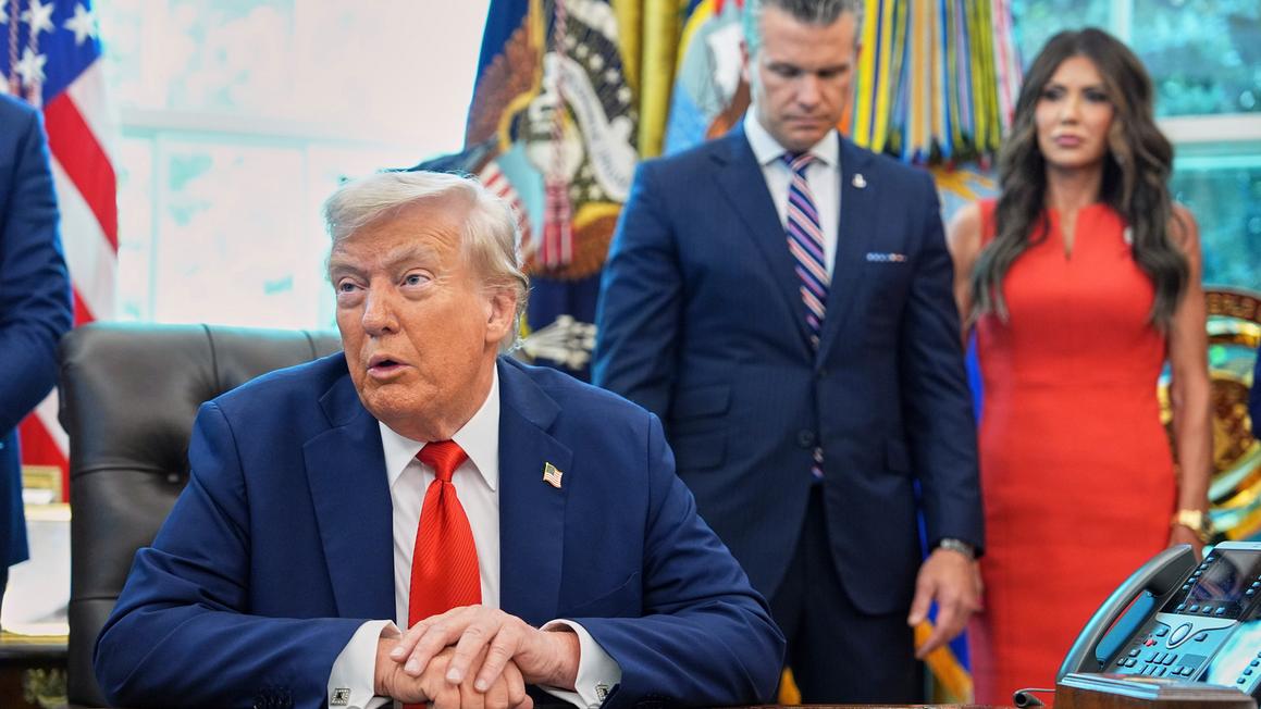 17643294 082525 cc ap trump oval img 1