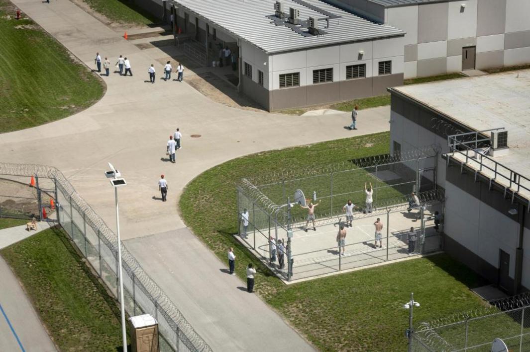 202508260400MCT PHOTO US NEWS STATES PRISONS HEAT GET