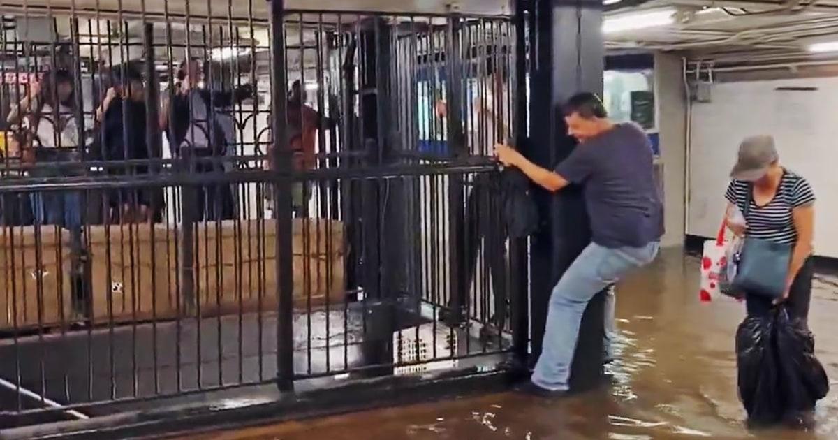 New York: Tàu điện ngầm ngập trong mưa lớn