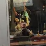 Video: Anh em bị lôi vào tòa nhà phái đoàn Ai Cập ở New York