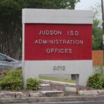 Học Khu Judson Đảo Ngược Kế Hoạch Tái Cấu Trúc Chương Trình Thư Viện và Bồi Dưỡng Học Thuật