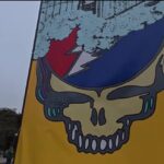Hàng chục ngàn người hâm mộ nhạc Grateful Dead gây kẹt xe, khó khăn chỗ đậu xe ở San Francisco